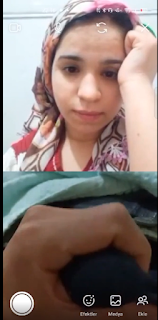 Türbanlı sevgilisiyle görüntülü konuşurken kıza sikini gösteriyor